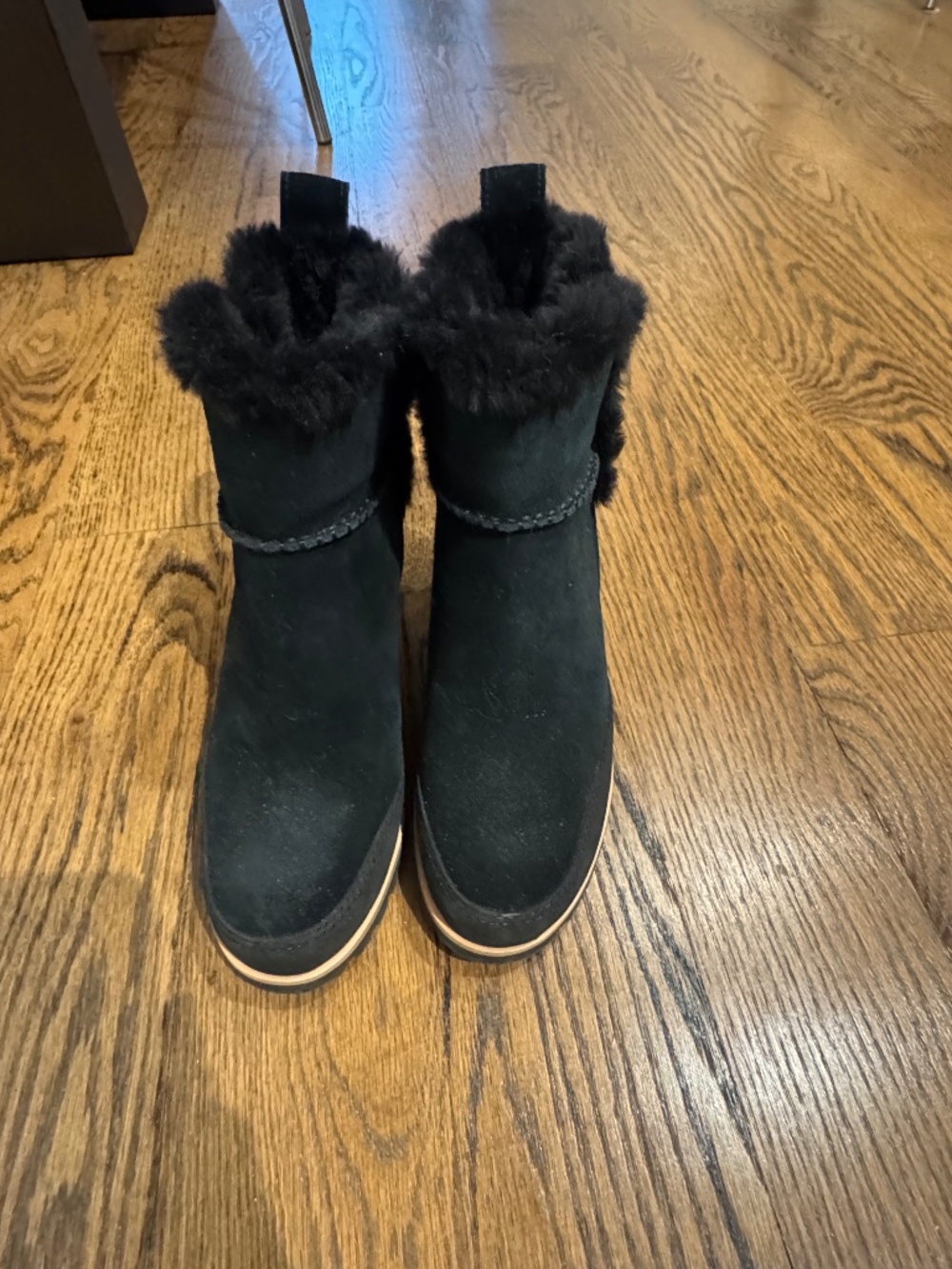 UGG like new Black Boots Size 5.5